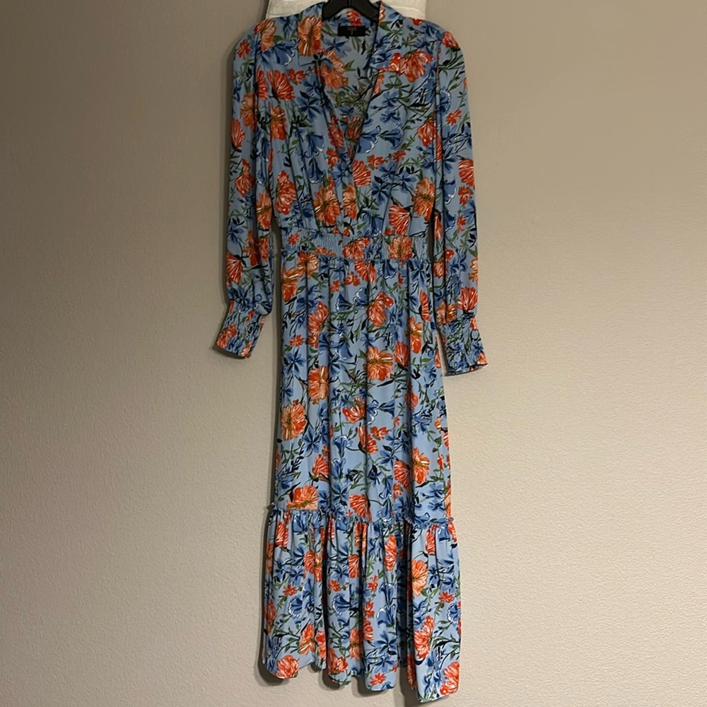 Tahari long dress 
Size small 
Smoke free & pet free house.
Didn’t wear it.